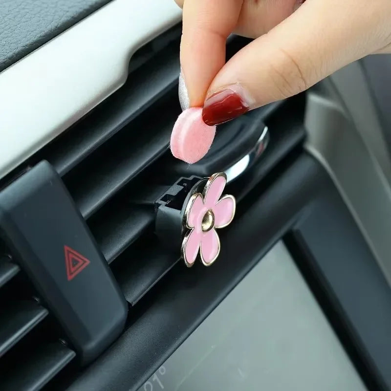 4Pcs/Set Car Outlet Vent Perfume Clips Car Air Freshener Conditioning Aromatherapy Small Daisy Interior Decoration Accessories