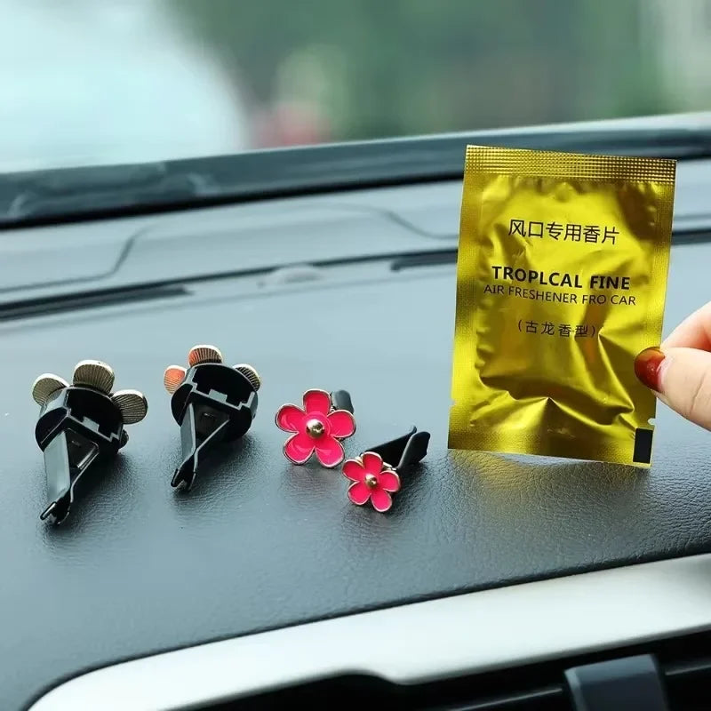 4Pcs/Set Car Outlet Vent Perfume Clips Car Air Freshener Conditioning Aromatherapy Small Daisy Interior Decoration Accessories